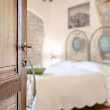 Le Fontanelle Bed & Breakfast *